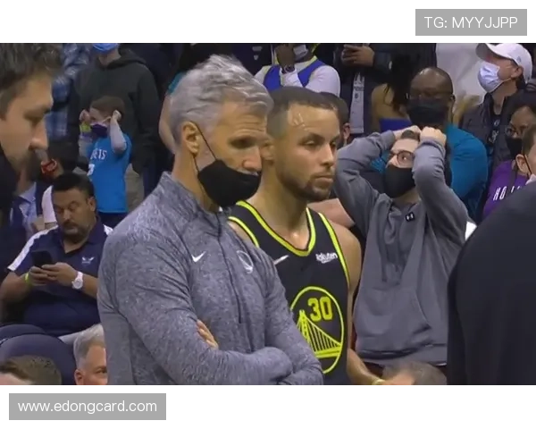 库里赛后与普尔和卢尼深情拥抱展现勇士团队精神永远的家人情谊